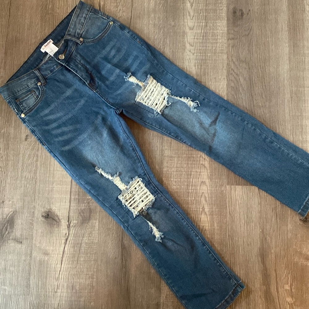 Super cute lace patch jeans!